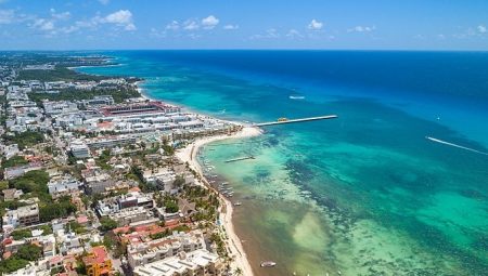 How far is Cancun from Playa del Carmen?